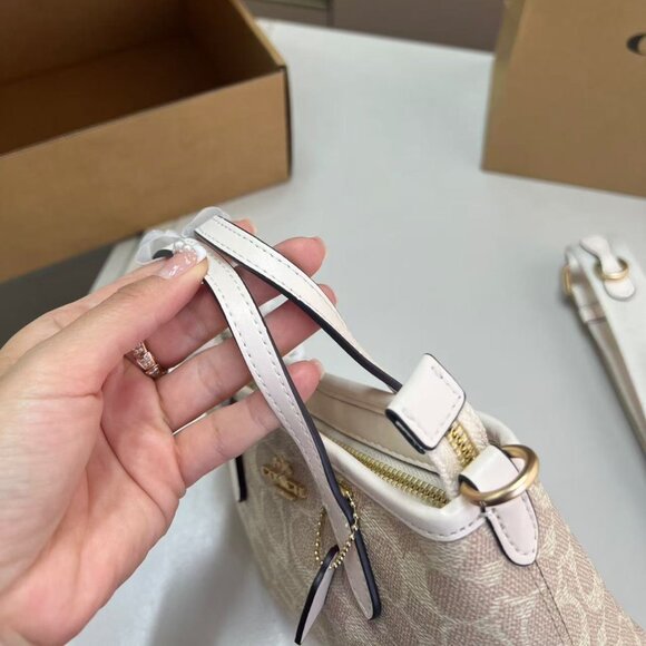 Coach's classic Mollie Tote bag Size: 25 x 22 - Picture 6 of 8